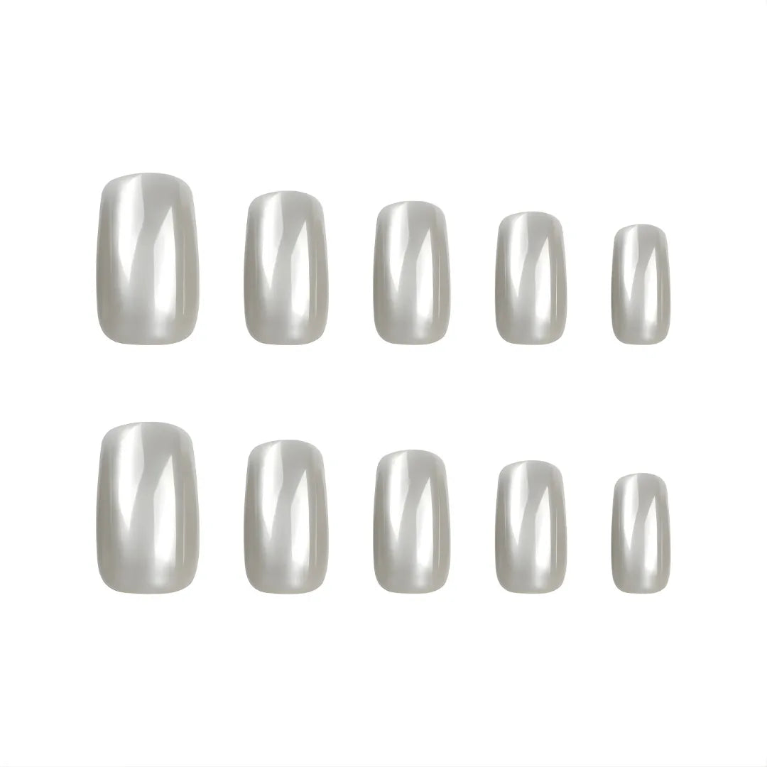 Luxury silver metallic press-on nails with a glossy cat eye design and reusable salon-quality finish by oul Struck